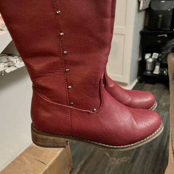 Studded red boots - Picture 4 of 8